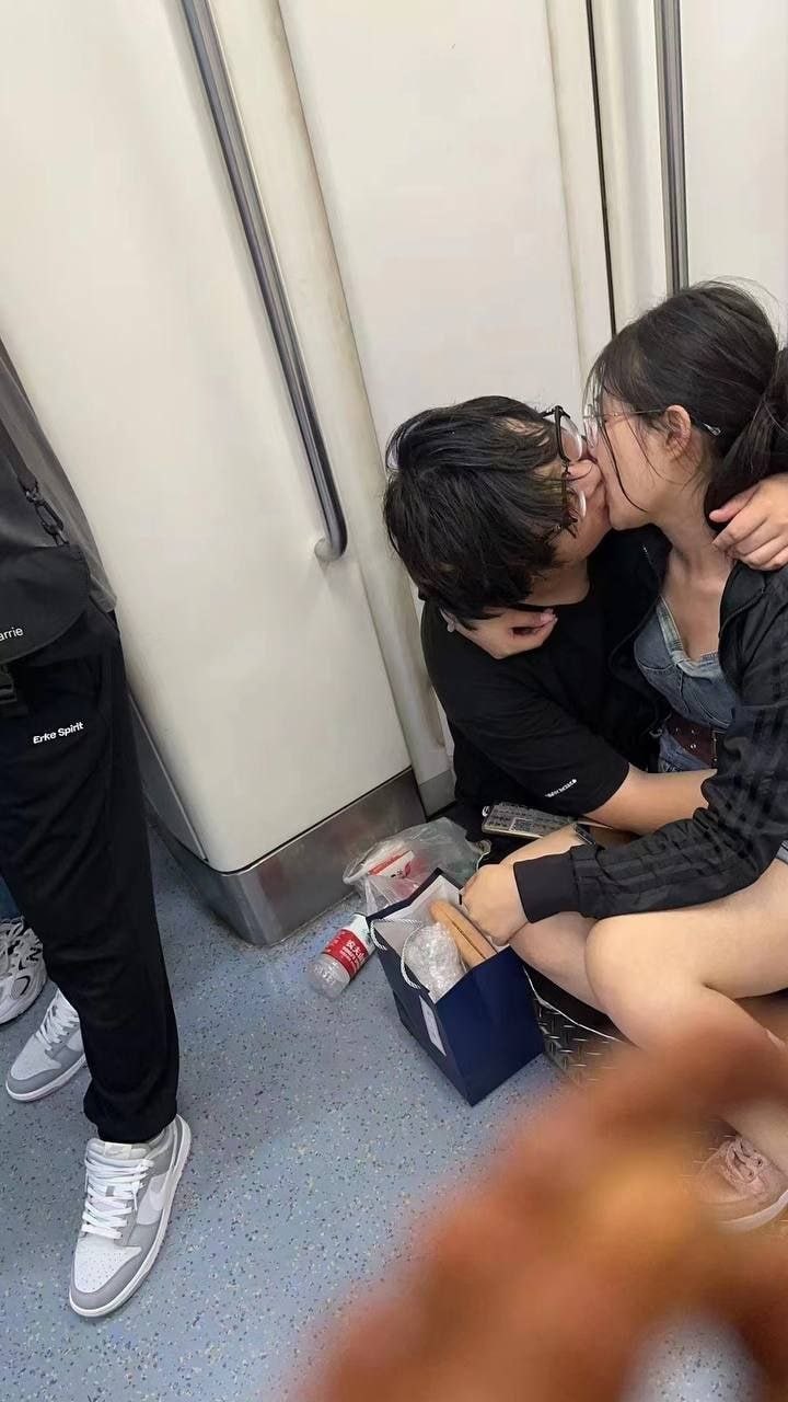 我看着真是受不了了 ？就不能收敛点吗#地铁 #激情 #秀恩爱  （2）
